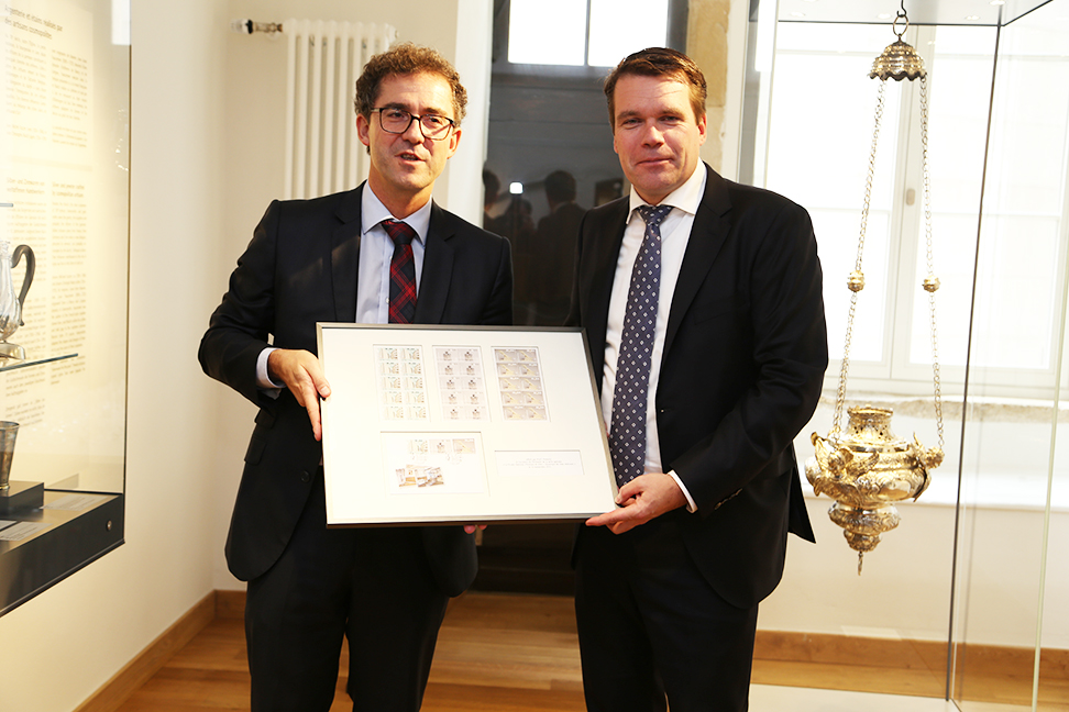 Official presentation of the 3 stamps issued to commemorate the reopening of the Wiltheim wing.