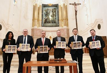 Presentation of the souvenir sheets « 100 years Fatima apparitions »