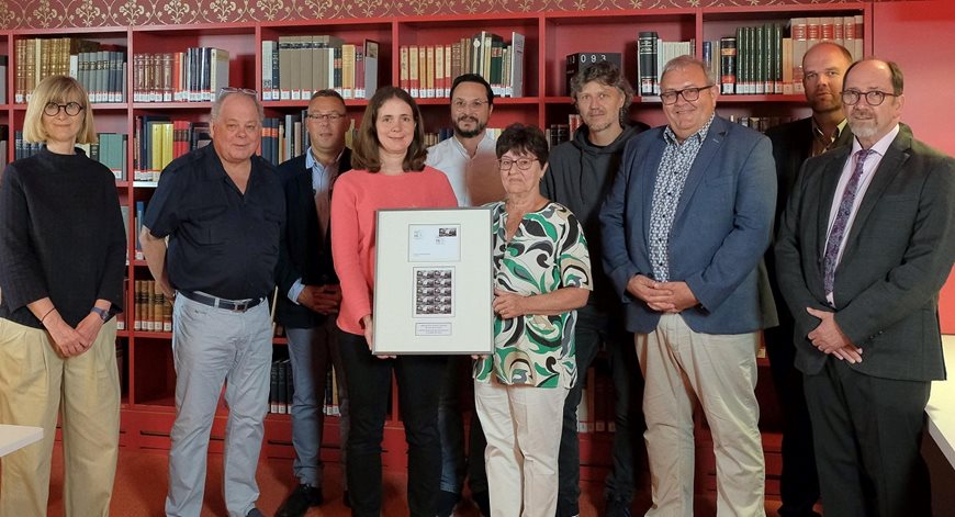 Remise du timbre à l'occasion du 100ème anniversaire de Jean-Pierre Kemmer