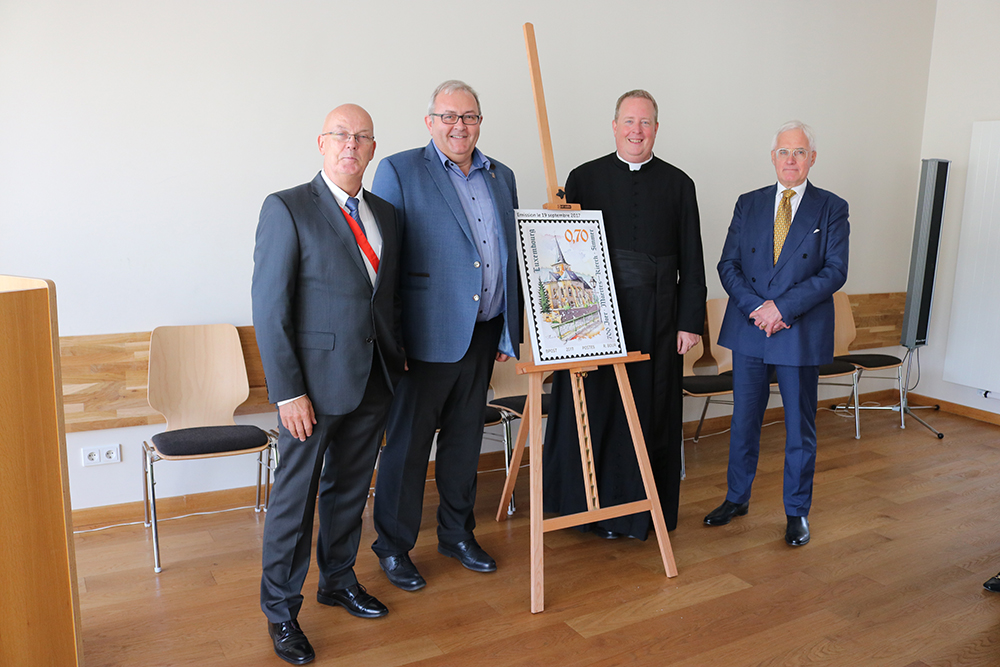 Presentation of the stamp „700 years church Simmer”