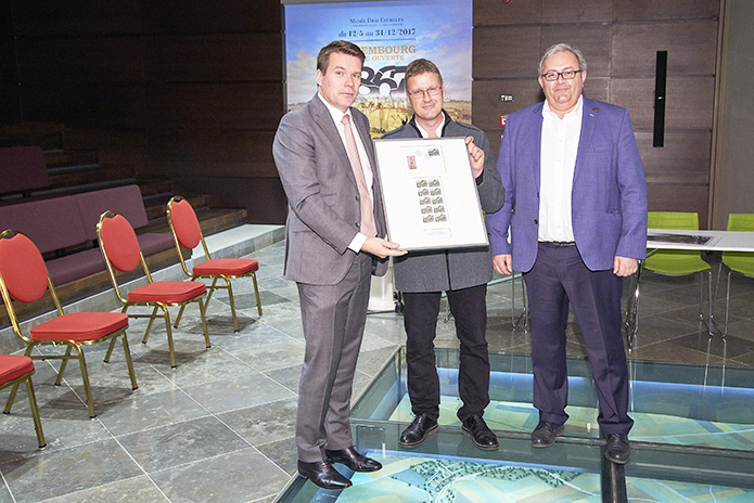 Remise du timbre « 150 ans traité de Londres » au M3E